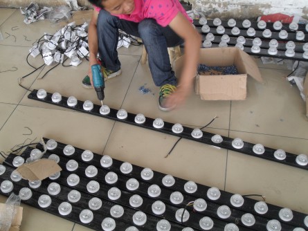 点光源采用彩钢板施工 