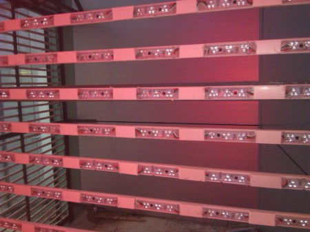 全彩模组采用线槽固定